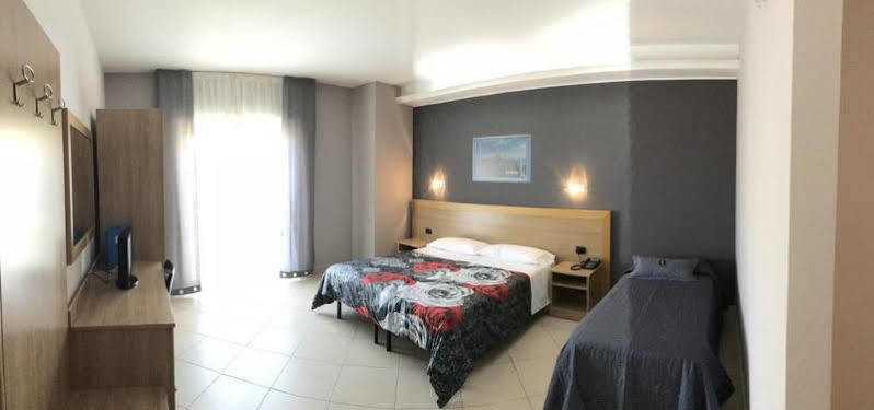 Manhattan Village Hotel Sulmona Exterior foto